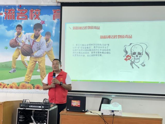 禁毒宣傳進(jìn)校園，讓青春綠色無毒 (3).jpg